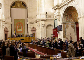 Aplausos del pleno tras lectura de la Declaracin Institucional del Parlamento de Andaluca