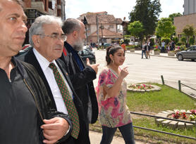 Leonarda, acompaada por miembros de la delegacion de la FSG y su padre, en Mitrovica / Foto: Fundacin Secretariado Gitano