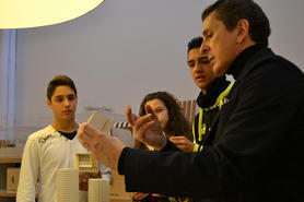El arquitecto Emilio Tun en su estudio junto con los estudiantes gitanos