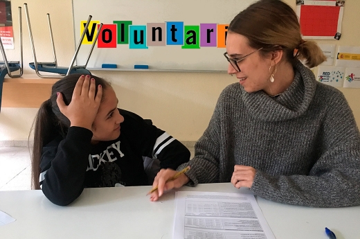 Lorena Anaya, voluntaria en FSG Salamanca, durante una sesión de apoyo escolar