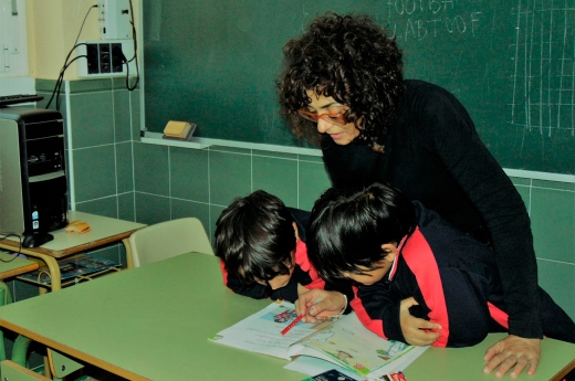 Paloma Montaño, voluntaria en FSG Villaverde, durante una sesión de apoyo escolar