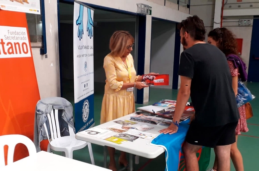 Stand para captación de voluntariado en Universidad de Almería