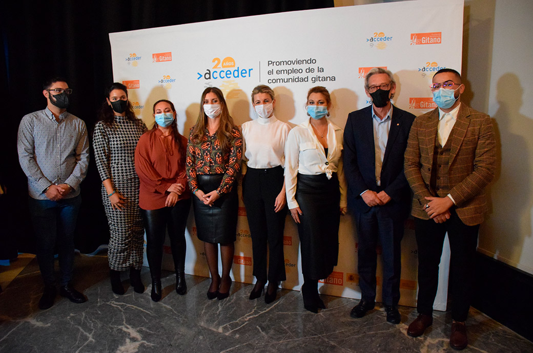 Yolanda Díez rodeada de los protagonistas de la campaña y personal de la Fundación durante el evento de presentación