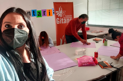 Voluntarios preparando el Día Internacional de la Mujer en FSG Cuenca.