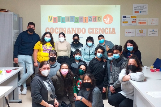 Maribel González, voluntaria en FSG Vigo en sesión educativa “Cociñando ciencia”.