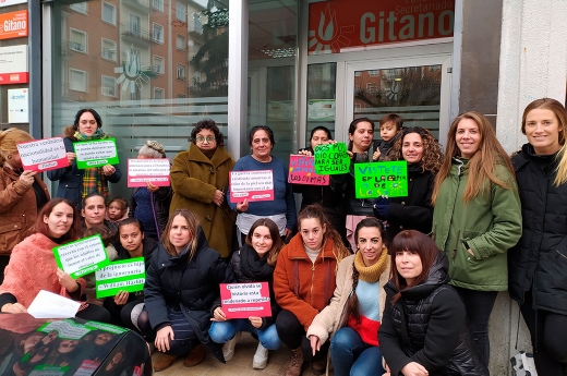 Participantes CALÍ de FSG Pamplona en acto de recuerdo a víctimas del Holocausto.