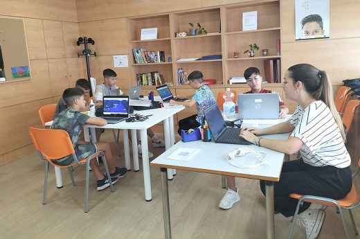 Alumnado de Granada en sesión de apoyo escolar.