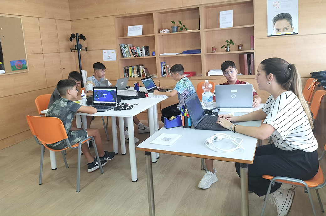 Alumnado de Granada en sesión de apoyo escolar.