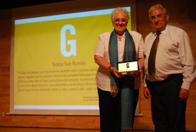 Teresa San Román recibe el premio de manos de Pedro Puente, presidente de la FSG.