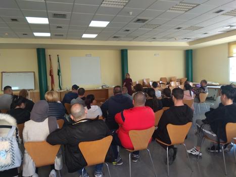 Sesin informativa de la Fundacin Secretariado Gitano en Almera sobre sus programas a posibles participantes de los mismos