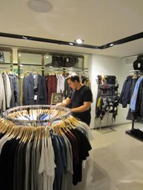 Carlos, uno de los once estudiantes, durante sus prcticas en Zara.