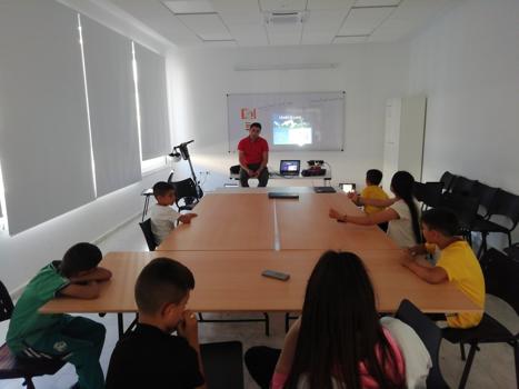 Taller LEARN-LAND de inteligencia artificial para jóvenes y niños en FSG Badajoz