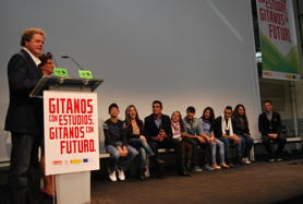 Juan Luis Cano, with nine teenagers during the public presentation of the campaign