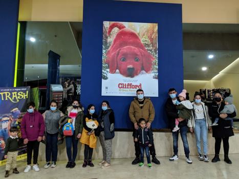 Salida al cine con las familias participantes en el programa Rrom–Gitanos del Este en Asturias