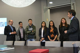 Cuatro jóvenes gitanos en el despacho de Dutilh Abogados