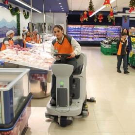 Mnica en su nuevo puesto de trabajo en Mercadona