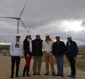 Juan al mentor Conrado Navarro, en el parque eólico de Maranchón