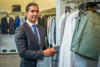 Oscar Trivio es dependiente en una tienda de ropa