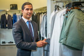 Oscar Trivio es dependiente en una tienda de ropa en Talavera de la Reina.