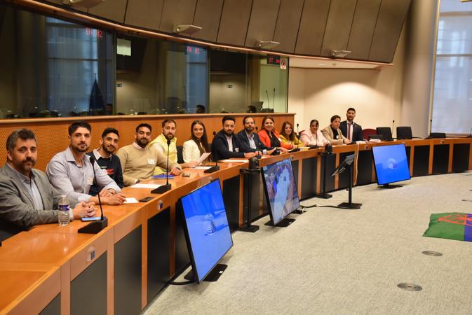 Jvenes gitanos y gitanas visitan el Parlamento Europeo