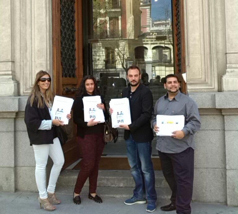 Compañeros de la Fundación Secretariado Gitano ante las puertas de la RAE