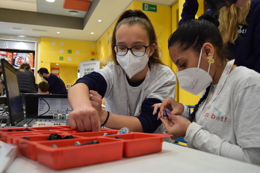 Alumnas gitanas de los programas de educacin Promociona y Promociona-T de la Fundacin Secretariado Gitano en Madrid se acercan a la robtica a travs de Let,s Bot!