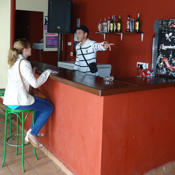 Abre sus puertas el “Pub Pedrito”, la vuelta al mercado laboral de un parado de larga duracin, y “Maxi Ini”, una apuesta por la repostera de calidad