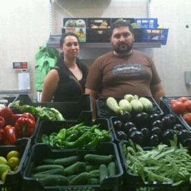 Frutera- Crdoba. La mejor fruta de Crdoba se encuentra en el Mercado de Marrubial. Elisabeth y Antonio ponen en marcha este proyecto con mucha ilusin y con la esperanza de que sea el principio de una nueva vida que disfrutar junto a sus dos hijas