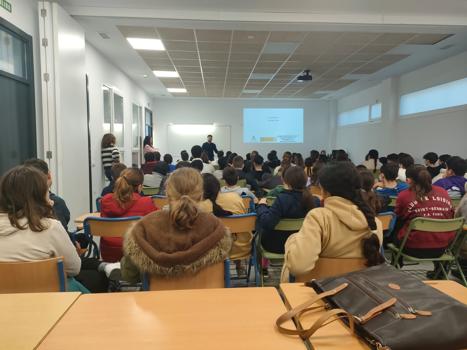 FSG Almería Aborda Referentes Gitanos para Inspirar a Estudiantes de 1º de la ESO