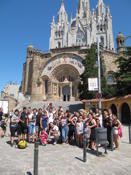 Excursi al Tibidabo amb l'alumnat del barri de Sant Roc (Barcelona) i les seves families durant les colnies urbanes d'estiu