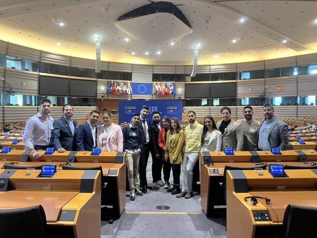 Un grupo de jvenes gitanos y gitanas, de la Red de Facilitadores/as de la participacin de la FSG, visita el Parlamento Europeo en el marco de las prximas elecciones europeas