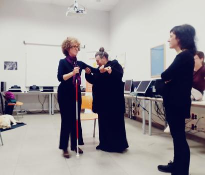La Fundacin Secretariado Gitano en Villaverde (Madrid) organiza un taller de sensibilizacin de la sordoceguera