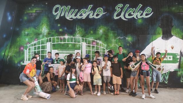 El alumnado de los programas educativos de FSG Elche disfruta de dos jornadas de la Liga de Ftbol Profesional animando al Elche C.F. 