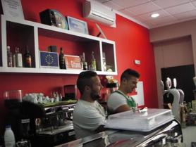 Juan e Israel al frente de “Caf con Arte”, el bar que acaban de abrir en Albacete 