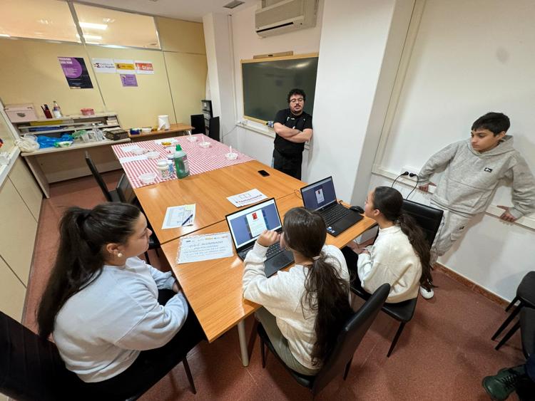 Ni�as con ordenador en actividad por el D�a de la Mujer y la Ni�a en la Ciencia