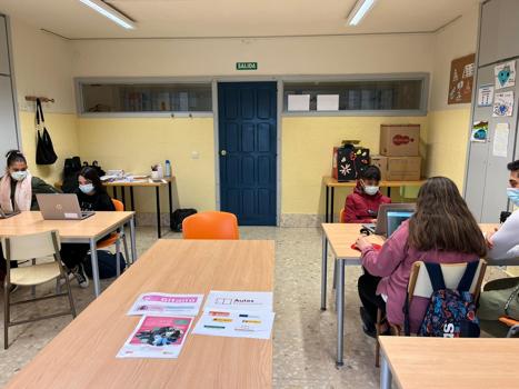 El alumnado de los programas socioeducativos y Promociona de FSG Don Benito trabaja las competencias digitales