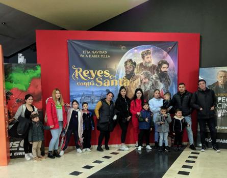 Cine con las familias participantes en el programa Rrom – Gitanos del Este en Oviedo y Avils