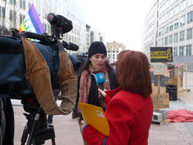 Mayte Suárez, Regional Director of the FSG in Extremadura, speaking to information media following the flashmob.
