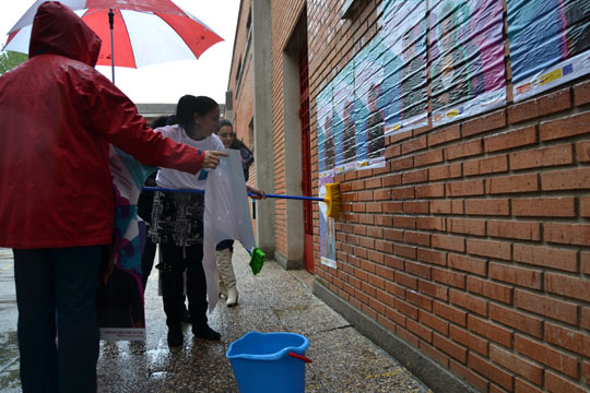 Pegada de carteles en Vallecas, Madrid