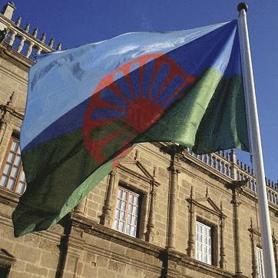 La bandera gitana, que consta de dos franjas horizontales: de color azul, en la parte superior, que representa el cielo; y de color verde, en la parte inferior, que representa el campo. En el medio de las franjas se incluye la rueda de carro, que simboliza la libertad del pueblo gitano, repartido por todo el mundo.