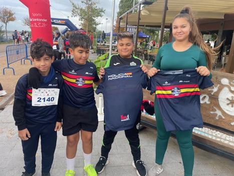 Alumnado Promociona de FSG Badajoz participa en un carrera solidaria organizada por la Policía