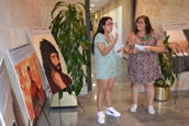 Adelina y Maribel durante la presentacin de la exposicin de ilustraciones
