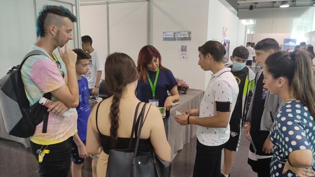 El alumnado de los programas educativos de FSG Elche disfruta de la Feria Viu la FP