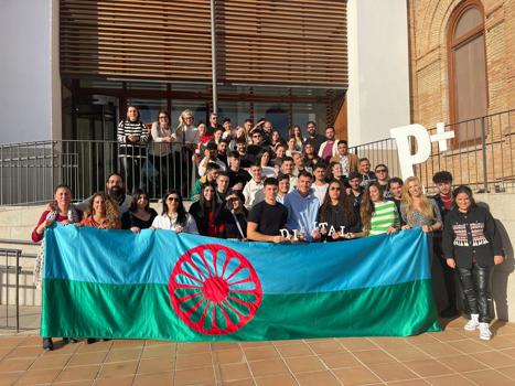  41 estudiantes gitanos y gitanas de niveles postobligatorios reflexionan sobre ciudadanía y brecha digital 