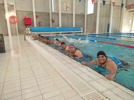 Al agua patos!. El grupo de mujeres Sarsan y Cal de FSG Vigo participa en una sesin de aquagym en la piscina del Cuvi