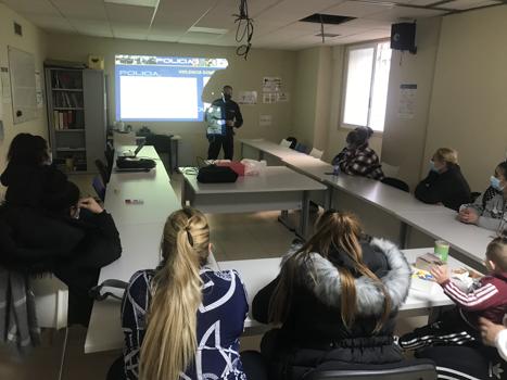 Las participantes del programa Cal de FSG Vigo reciben de la Polica Nacional una charla sobre prevencin de la violencia de gnero