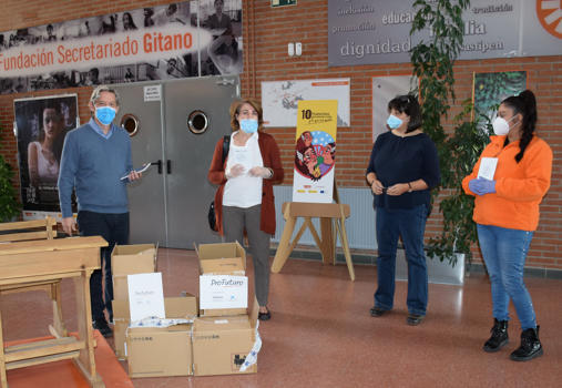 The Fundación Secretariado Gitano and ProFuturo distribute 300 tablets to Roma students to help with their home education