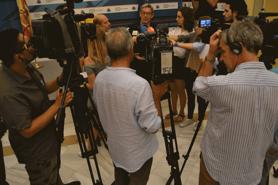 Isidro Rodrguez, respondiendo a las preguntas de los medios de comunicacin