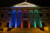 Congreso de los Diputados iluminado con los colores de la bandera gitana