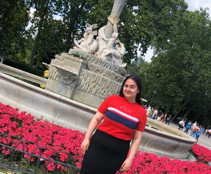 Alina Petronela Tolus, alumna Promociona de FSG Carabanchel, se grada en ESO.